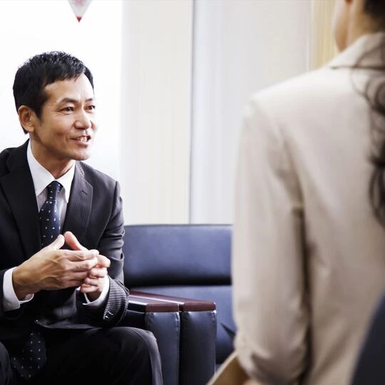 話をする男性スタッフ