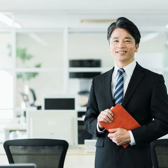 ポーズを決める男性スタッフ