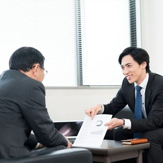案内する男性スタッフ